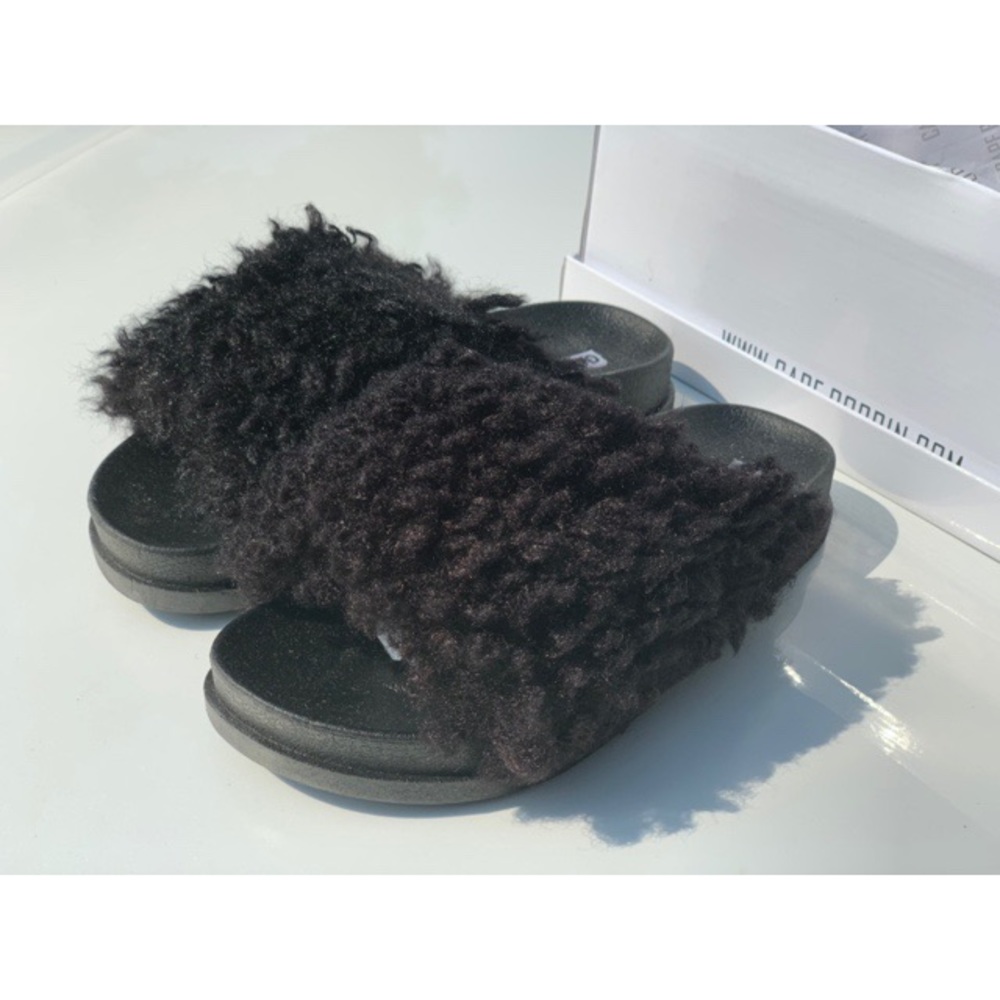 SHAGGY FUR SLIDES